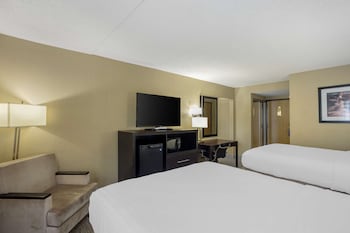 Suite, 2 Queen Beds, Non Smoking, Refrigerator & Microwave (Living Room;with Sofabed)