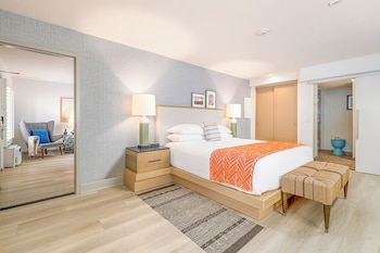 Standard Room, 1 King Bed, Courtyard View