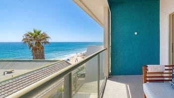Standard Room, 1 King Bed, Partial Ocean View