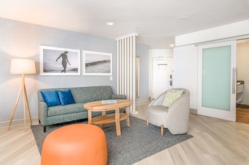 Pool Terrace, 2 Queen Beds, Pool & Ocean View