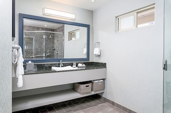 Standard Room, 2 Queen Beds, Balcony, Courtyard View