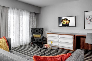 Luxury Suite, 1 King Bed, Balcony, Pool View