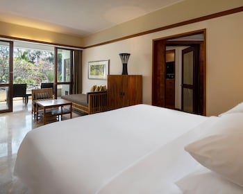 Deluxe Room, 1 King Bed (Club Access)