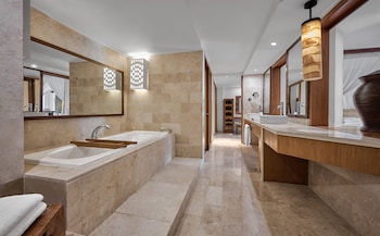 Grand Suite, 1 King Bed (Deluxe)
