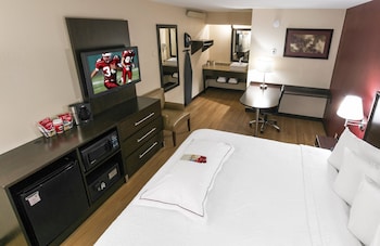 Premium Room, 1 King Bed (Upgraded Bedding & Snack, Smoke Free)