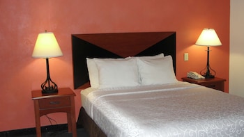Standard Room, 1 Queen Bed, Non Smoking, Refrigerator & Microwave
