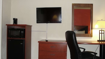 Standard Room, 1 Queen Bed, Non Smoking, Refrigerator & Microwave