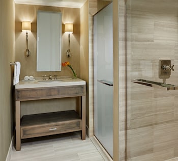 Deluxe Room, 1 Queen Bed, Accessible, City View