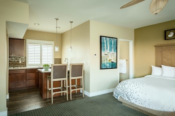 Suite, 2 Queen Beds, Kitchen