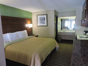 Room, 1 King Bed, Non Smoking, Refrigerator & Microwave (with Jacuzzi)