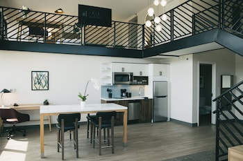Suite, 1 Bedroom, Kitchen (Penthouse with Airport View)
