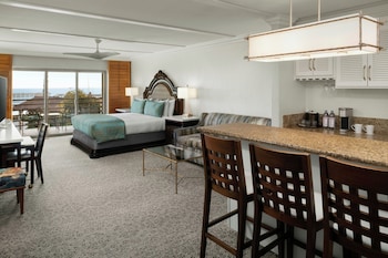Junior Suite, 1 King Bed with Sofa bed, Partial Ocean View