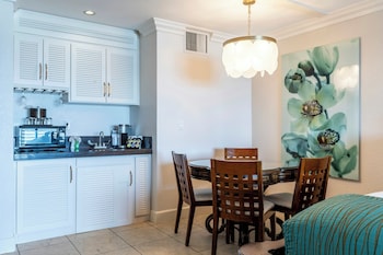 Junior Suite, 2 Queen Beds, Partial Ocean View