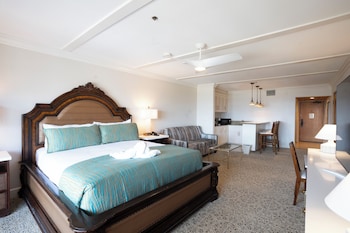 Junior Suite, 1 King Bed with Sofa bed, Partial Ocean View
