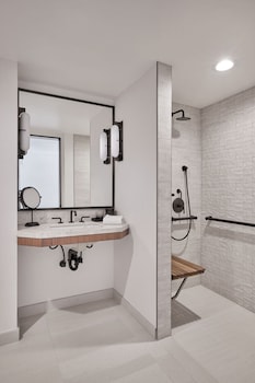 Signature Room, 2 Queen Beds, City View (Mobility/Hearing Access, Roll-in Shwr)