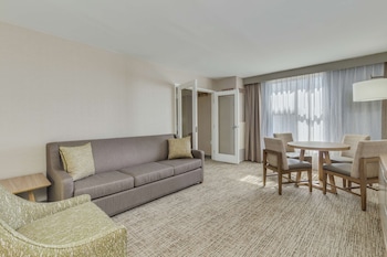 Suite, 1 King Bed, Accessible (Mobility & Hearing, Roll-in Shower)