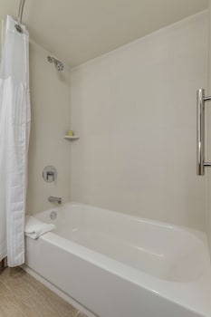 Room, 2 Queen Beds, Pool View
