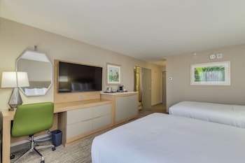 Room, 2 Queen Beds, Pool View