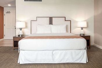 Junior Suite, Accessible (Premium Courtyard, 1 King Bed)