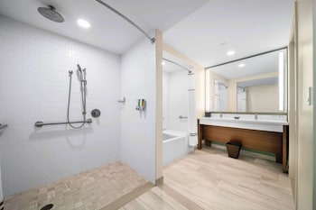 Junior Suite, Accessible (Premium Courtyard, 1 King Bed)