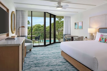 Signature Room, 1 King Bed, Partial Ocean View