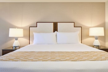 Premium Room, 1 King Bed, Courtyard View