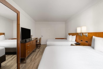 Suite, 2 Queen Beds, Mobility Accessible, Non Smoking (Hearing, Tub w/Grab Bars)