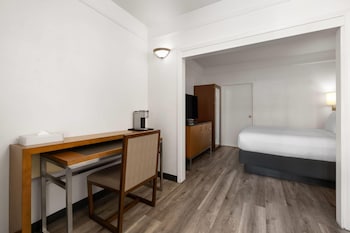 Suite, 1 King Bed, Mobility Accessible, Non Smoking (Hearing, Tub w/Grab Bars)
