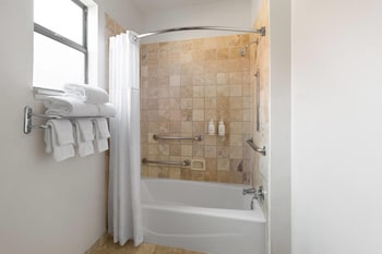 Suite, 1 King Bed, Mobility Accessible, Non Smoking (Hearing, Tub w/Grab Bars)