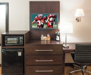 Premium Room, 1 King Bed, Accessible (Upgraded Bedding & Snack, Smoke Free)