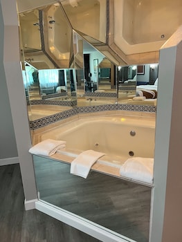Standard Room, 1 King Bed, Non Smoking, Jetted Tub
