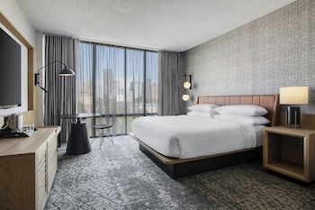 Room, 1 King Bed (Mobility/Hearing Access, Roll-in Shwr)