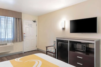 Standard Room, 1 Queen Bed, Accessible Tub, Non Smoking