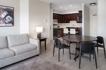 Grand Room, 2 Bedrooms, Lake View (Balcony)