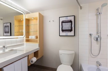Room, 2 Queen Beds, Lake View