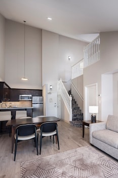 Grand Condo, 2 Bedrooms, Lake View (Balcony)