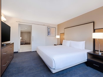 Suite, 1 King Bed, Accessible, Bathtub