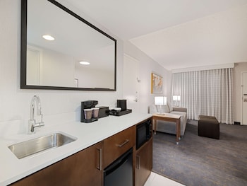 Suite, City View, Corner (2 Double Beds & 1 Sofabed)