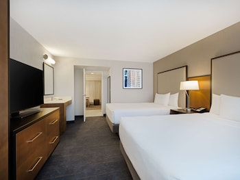 Suite, City View, Corner (2 Double Beds & 1 Sofabed)