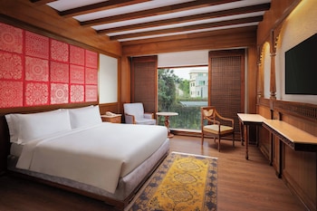 Standard Room, 1 King Bed, City View