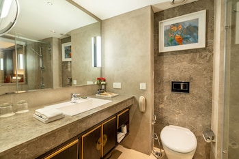 Standard Room, 1 King Bed, City View