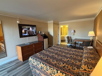 Standard Room, 1 King Bed