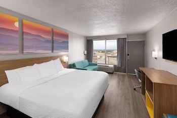 Studio Suite, 1 King Bed, Smoking