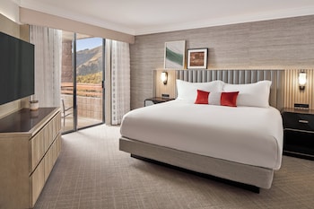 Suite, 1 King Bed, Hearing Accessible (Saguaro)