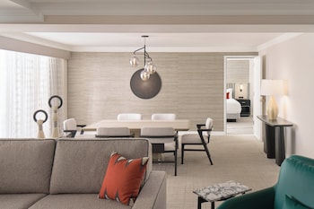 Suite, 1 King Bed (Canyon)