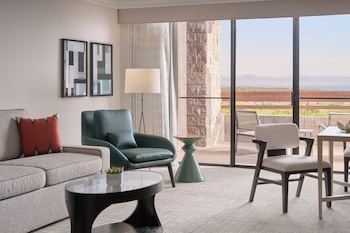 Suite, 1 King Bed, Hearing Accessible (Saguaro)