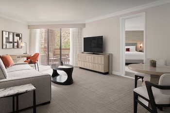 Suite, 1 King Bed, Hearing Accessible (Saguaro)