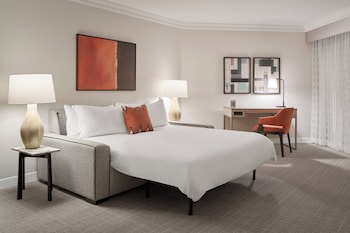 Suite, 1 King Bed, Hearing Accessible (Saguaro)