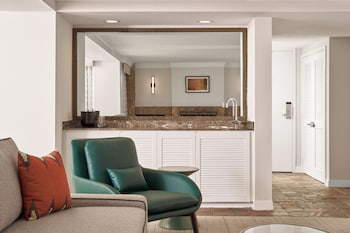 Suite, 1 King Bed (Canyon)