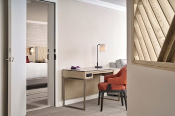 Suite, 1 King Bed, Mobility Accessible (Saguaro)